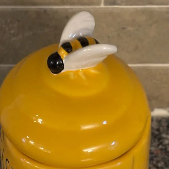 🆕 Rae Dunn Artisan Collection Busy Bee Yellow Mug with Lid- NWT - Picture 4 of 5